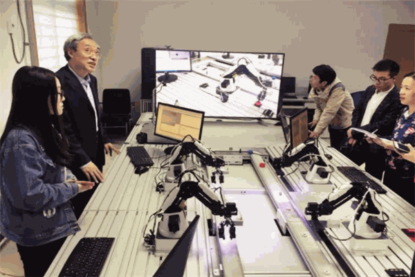 智动全球机器人教育